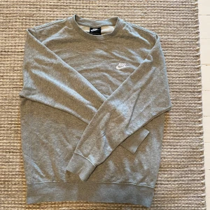 Nike sweatshirt  - Säljer nu min gråa sweatshirt från Nike! Bra skick o inga defekter! Hör av dig vid frågor och funderingar!