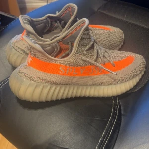 Yzy 350 v2 beluga 2.0 reflective  - Hej! Säljer dessa då det inte kommer till användning, endast använda ett fåtal gånger men i nyskick, adidas CONFIRMED finns och tags och box