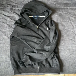 Polo Zip Up - Säljer min polo zip up, storlek M säljer den då jag inte har andvändnikg av den längre! I toppskick, har klippt av snörena då dom var för långa! Priset kan diskuteras! Annonsen ligger ute på flera sidor!