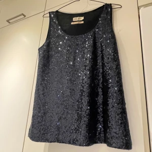 Mörkblå glittrig topp, L   - Holly & Whyte by Lindex  Storlek L  Mörkblå glittrig topp  Jättebra skick 