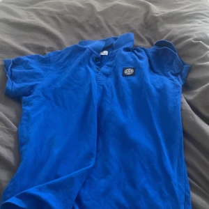 Säljer en stone island piké använd typ 2 gånger  - Den är i bra skicka storlek M 