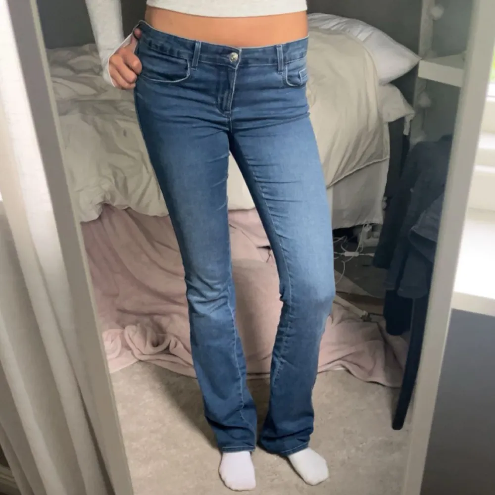 Säljer mina superfina only tall jeans💕jeansen är stretchiga och väldigt lågmidjade, innerbenslängden är ca 88 cm🥰skriv om ni har frågor 💗 Säljer även ett par likadan jeans fast i svart❤️. Jeans & Byxor.