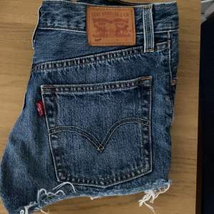 Mörkblå Levi’s jeansshorts i storlek W26! 