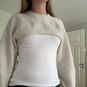 Bolero - As fin bolero! Det är lite nopprigt vid armarna men inte man tänker så mycket på. Annars fint skick🤩