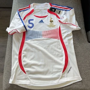 ZIDANE TRÖJA FOTBOLL - Mycket fin och fräscha zidane tröja som är oanvänd med lappar på! Perfekt för somnaren