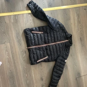 MONCLEAR DANIEL JACKET - Rikitgt fet och stilren monclear jacka🔥 Condition 9/10😎 modell=Daniel jacket, longue saison 🔥🔥 Nypris:12000 kr Priset är inte hugget i sten, kom privat vid funderingar🔥😎🌟  Mvh Woods luxury 