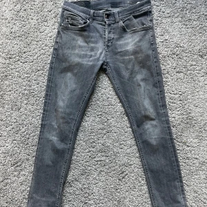 Dondup jeans 💫 - Sjukt feta i modellen George Nilan.sthlm gamla jeans!  Slitningarna är designe, byte är öppet🤙
