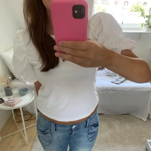 T-shirt - Jätte söt puffärmad t-shirt i storlek xs/s köpt för 200kr säljer då den inte kommer till användning💗