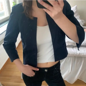 Trekvartsärmad kofta - Så sjukt snygg men kommer ej till användning. Köpt för 1000, använd 2-3ggr, inga defekter. Pris kan diskuteras, hör av er!💞