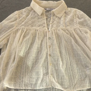 Zara blus - Säljer denna blus jag köp i LA, säljer pga att jag inte har fått användning så mycket. Nu pris 560kr