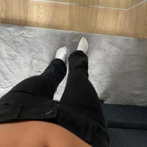 Lågmidjade jeans  -  Jätte snygga lågmidjade jeans med bootcut💞använd mycket men varsamt så i skick 7/10💖 tyvärr blivit för små för mig och behöver säljas 😪 jeansen står i en liten storlek men passar mig som haft xs länge🥰