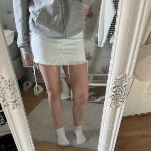 Vit jeans kjol - Supersnygg vit jeanskjol ifrån Gina tricot! Gott skick🫶🏻