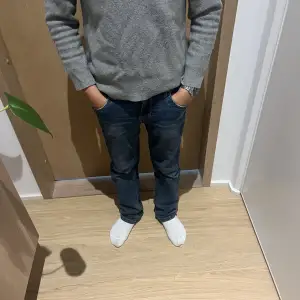 Hej säljer nu en cashmere  ralph lauren tröja i färgen grå skick 9/10 lite nopprig. den va förut Large i vuxen men krympte i tvätten men nu är den large i barn modellen på bilden är 160 och den passar bra på honom kontakta om bilder och tar emot bytn osv🔥