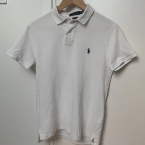 Ralph Lauren piké  - 10/10 skick använd 3-4 gånger svin snygg, fråga vid minsta fundering!