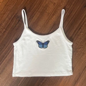 Butterfly topp - Jättegullig butterfly topp, köpt för 99kr säljer för endast 49kr. 🦋