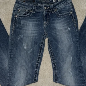 miss me 2000s jeans - säljer nu mina snyggaste miss me jeans💕säljer pga att de är lite förstora på mig, är ca 155 och de går under mina fötter. skulle passa ngn som är 160-175. de är i modell bootcut och i väldigt bra skick. alla stenar sitter kvar💞skriv för mer bilder ina köp