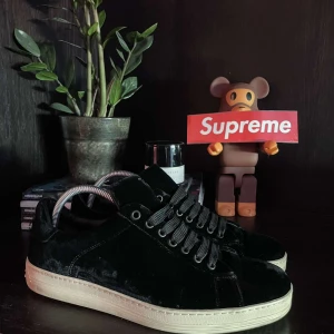 Tom Ford skor | 43,5 - Tom Ford skor i fint skick! Skicket är 8/10 och endast skorna medföljer. Nypris ligger pả 10 000kr! Och jag säljer för endast 2499. Materialet är velvet och dem sitter normalt i storleken. Skriv vid frägor eller funderingar!