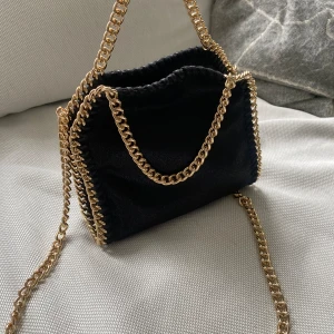 Svart väska - Stella McCartney liknande väska i svart! Som ny