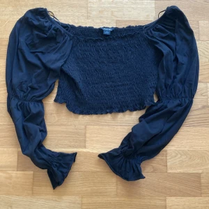 Snygg svart topp - Small långärmad puff topp