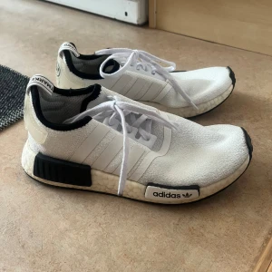 Adidas NMD  - Vita i bra skick. Finns någon liten fläck om man synar noga. Stl 38. Kommer tyvärr inte till användning. 
