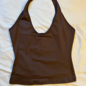 Brun backless halter top från shein - Brun top i high stretch!! 95% polyester 5% elastane