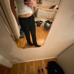 Kostymbyxor - Köparen står för frakt hej jag säljer ett par kostymer byxor. Säljer pga att de är för små😋