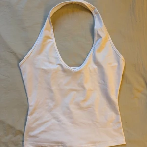 Backless halter top från shein - Vit top i high stretch!! 95% polyester 5% elastane