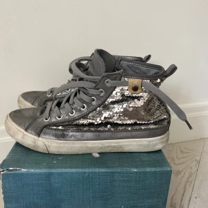 Skor paljetter  - Säljer nu mina ascoola och unika skor med paljetter, de är köpta second hand och tror därför inte att de säljs längre vad jag kan hitta. De är absolut använda men i ett mycket gott skick. 💗💗💗