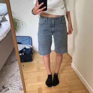 Levi’s shorts - Skitsnygga gråa jeans shorts från Levis. Passar bra på mig som är 170 cm lång och vanligtvis bär s. De är väldigt sparsamt använda, har inga fläckar eller slitningar. Priset är inte hugget i sten ⭐️