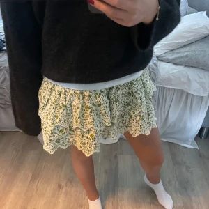 Kjol - Säljer denna kjolen från zara. Nyskick💕