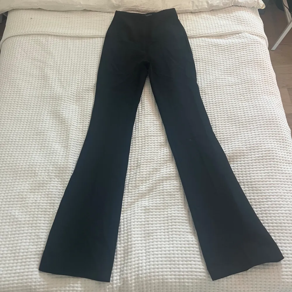Midja: 60 cm Innerbenslängd: 78 cm Bra skick . Farkut & Housut.