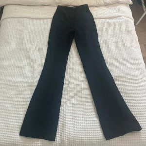 Högmidjadd svarta bootcut kostymbyxor  - Midja: 60 cm Innerbenslängd: 78 cm Bra skick 
