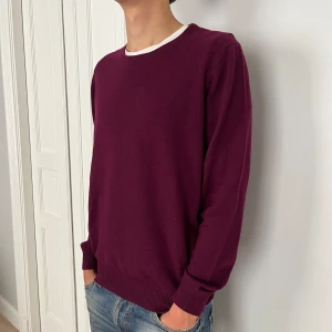 Commander kashmir tröja - Jättefin commander tröja i 100% Kashmir, i top skick. Modellen på bilden är 180cm. Skriv vid fler frågor eller funderingar!