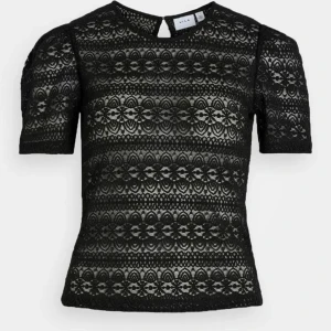 Svart spetsblus från Vila - Fin svart spetsblus från Vila med korta ärmar och ett vackert blommönster. Endast används en gång💕