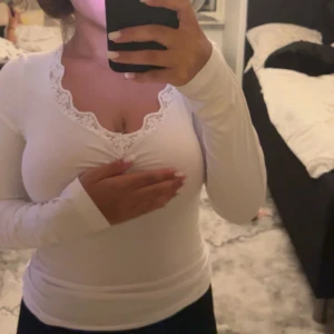 vit spets tröja - köpte denna från Cypern på en second hand butik, den var alldeles för liten för mig och tyvärr tar dom ej emot returer där. den är i S men skulle passa Xs-Xxs. 