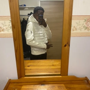 Moncler cardigan - Tja säljer en helt ny Moncler cardigan vit färg storlek M funkar som S 