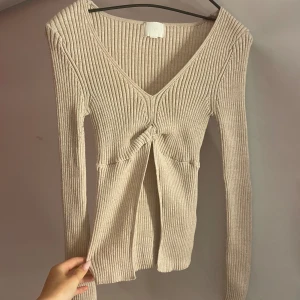 Stickad tröja  - Fkn tröja från hm slm jag sytt om lite