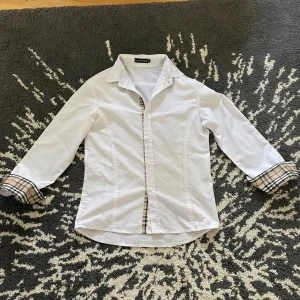 Liknande burberry skjorta  - En liknande burberry skjorta i färgen vit. Bra skick inga fläckar. Skicka iväg ett meddelande vid intresse!