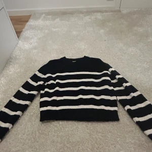 Stickad tröja - Sticksd tröja från HM,aldrig andvänd. Lite croppad