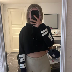 Tröja  - En magtröja med text på armarna