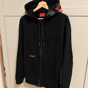 Hugo boss kofta - Säljer en unik Hugo Boss kofta i fint skick, storlek M. Skriv för intresse!