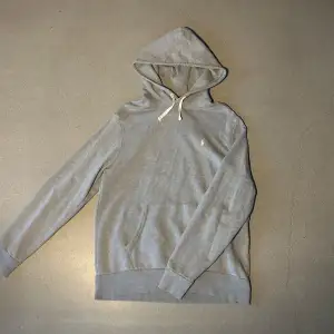 Tja säljer nu en grå hoodie från Polo Ralph Lauren i storlek L för endast 799kr! Använt fåtal gånger, passar även M. Pris är ej hugget i sten, hör av dig vid funderingar!