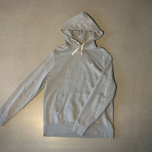 Polo Hoodie - Tja säljer nu en grå hoodie från Polo Ralph Lauren i storlek L för endast 799kr! Använt fåtal gånger, passar även M. Pris är ej hugget i sten, hör av dig vid funderingar!