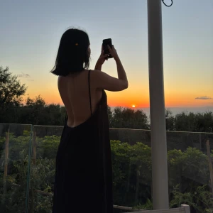 Svart maxi kläning  - Svart maxi kläning från Ginatricot. Lite genomskinlig, ribbat matrial (se bild 3). Använt 2 gånger.