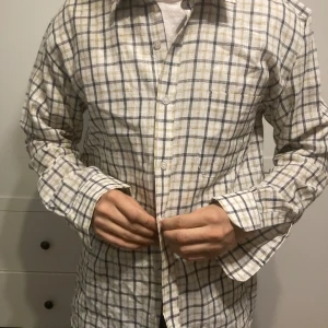 Rutig skjorta - Vit Rutig skjorta i väldigt bra skick. Knappt använd och är storlek Xl men sitter litet mer som en M.