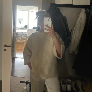 Stickad t shirt - Vet ej vart ifrån! Men så fint skick!! 