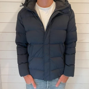 J.Lindeberg Jacka - Hej jag säljer en super snygg, varm och skön j.lindeberg jacka som passar bra till både hösten och vintern. Nypris ligger runt 5000, skriv för fler bilder & frågor. Modellen är 193cm och väger 90kg