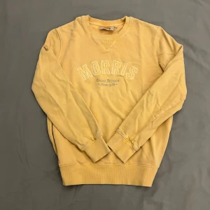 Morris sweater, S - Morris sweater i storlek S, färgen är en blandning av beige och sliten ljus orange, har använt ett fåtal gånger  Pris kan diskuteras 