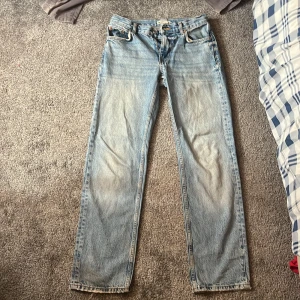 Ljusblå jeans med slitna detaljer - basic straight jeans (från tyo gina??) me slitage längst ner o rätt välanvända, priset går att diskutera🌷🌷