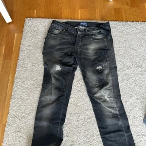 Jack & Jones Jeans - Jack&Jones jeans i en otrolig färg med snygga slitningar, perfekt till skolstart. Populär modell (slim/glenn). Storlek 29/30 passar större. Skick (nyskick) Nypris för dessa ca 1.199 Hör gärna av er vid minsta fundering Allt gott  MVH 🚀🚀